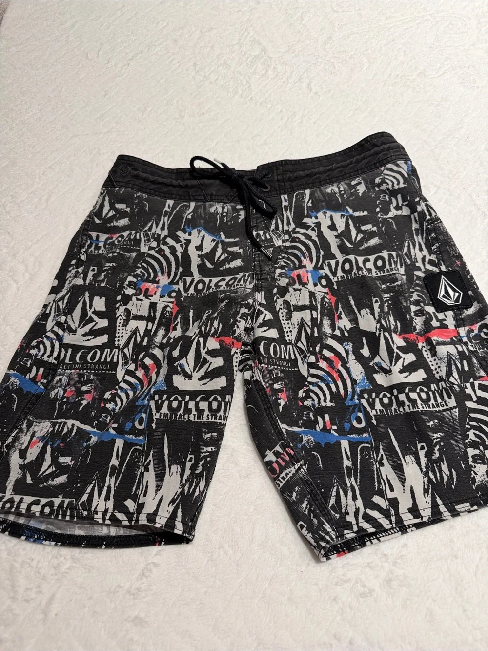 Volcom Men’s Black Graffiti Print Swim Trunks size 28